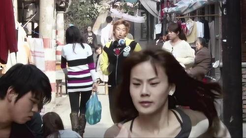 明星撞倒美女视频,现场瞬间引发热议！