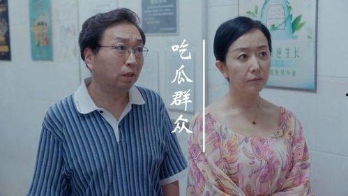 女子门外吃瓜,揭秘女子围观邻里琐事的趣味瞬间